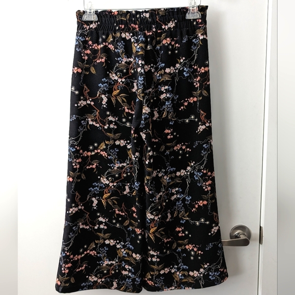 Lock & Key Floral Capri Pants (Size M/L) - Picture 2 of 4